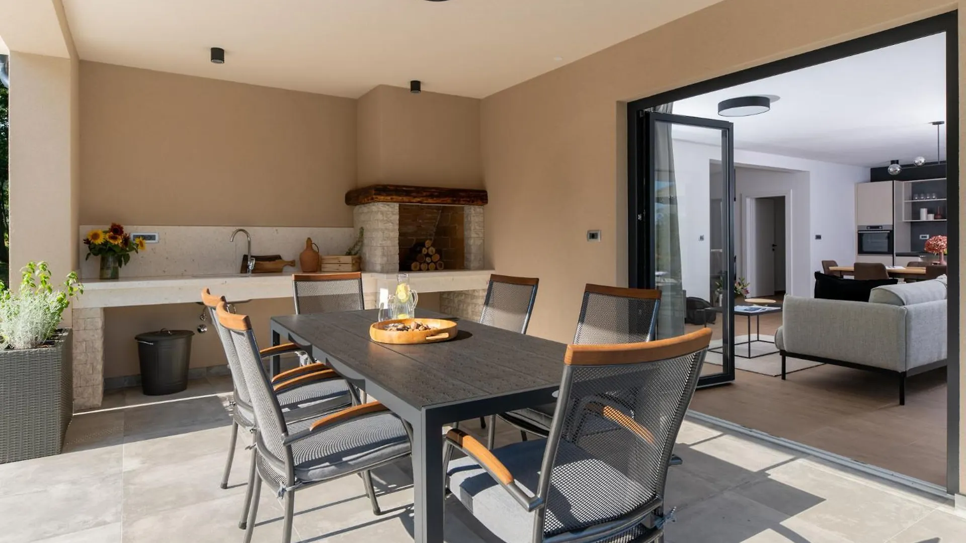 Villa Photinia لابين