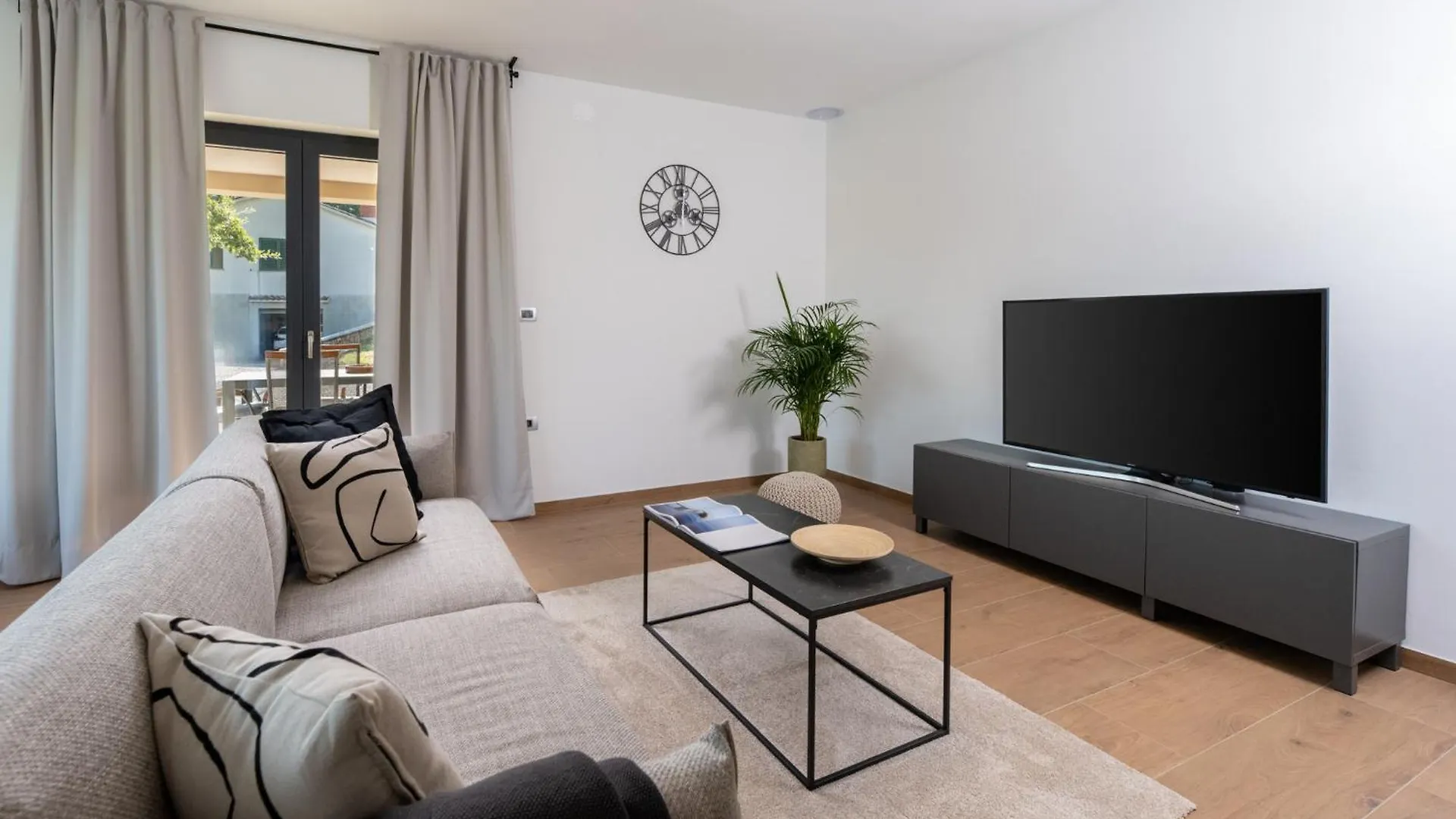 Villa Photinia لابين
